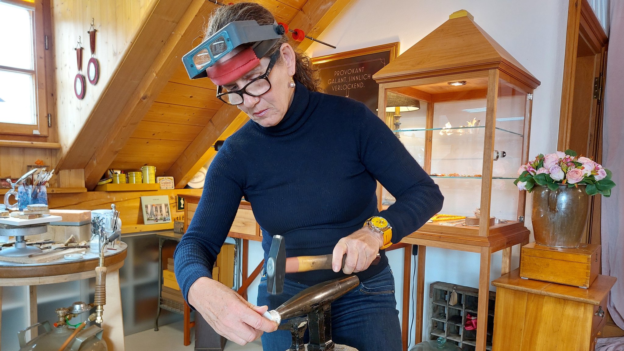 Golds- und Silberschmiedemeisterin Kerstin Köglmeier bei der Arbeit | Bild: Karsten Böhne Golds- und Silberschmiedemeisterin Kerstin Köglmeier bei der Arbeit