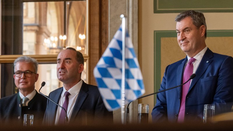 Archivbild: Ministerpräsident Markus Söder (r.), FW-Chef Hubert Aiwanger (m.), FW-Fraktionschef Florian Streibl | Bild: picture alliance/dpa | Peter Kneffel Archivbild: Ministerpräsident Markus Söder (r.), FW-Chef Hubert Aiwanger (m.), FW-Fraktionschef Florian Streibl