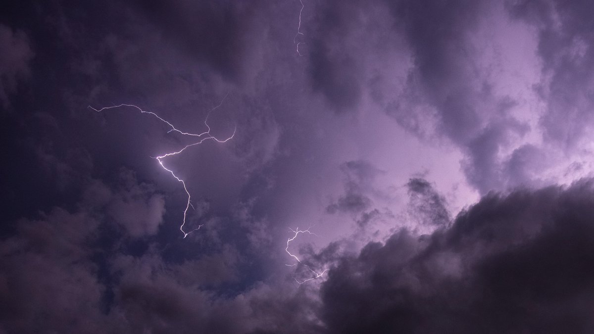 Blitze entladen sich aus einer Gewitterwolke (Symbolbild)