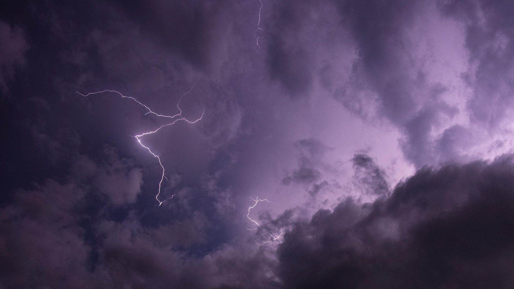 Blitze entladen sich aus einer Gewitterwolke 