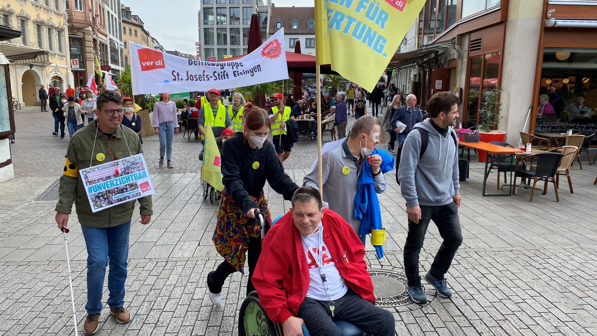 Menschen mit und ohne Behinderung sind am Vormittag durch Würzburg gezogen, um bessere Arbeitsbedingungen in der Behindertenhilfe zu fordern.