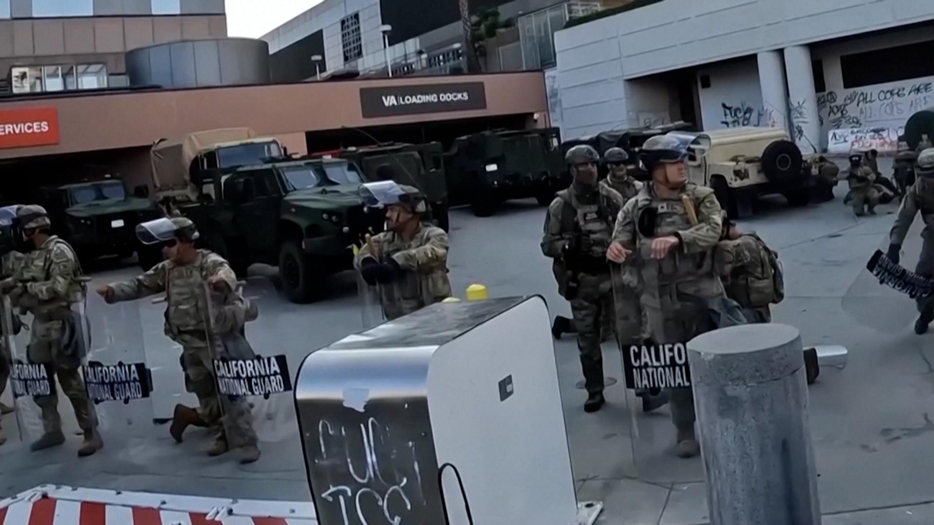 Ein Gericht hat entschieden, dass die Nationalgarde, also das Militär, weiterhin bei Protesten zum Einsatz kommen darf - etwa in Los Angeles.