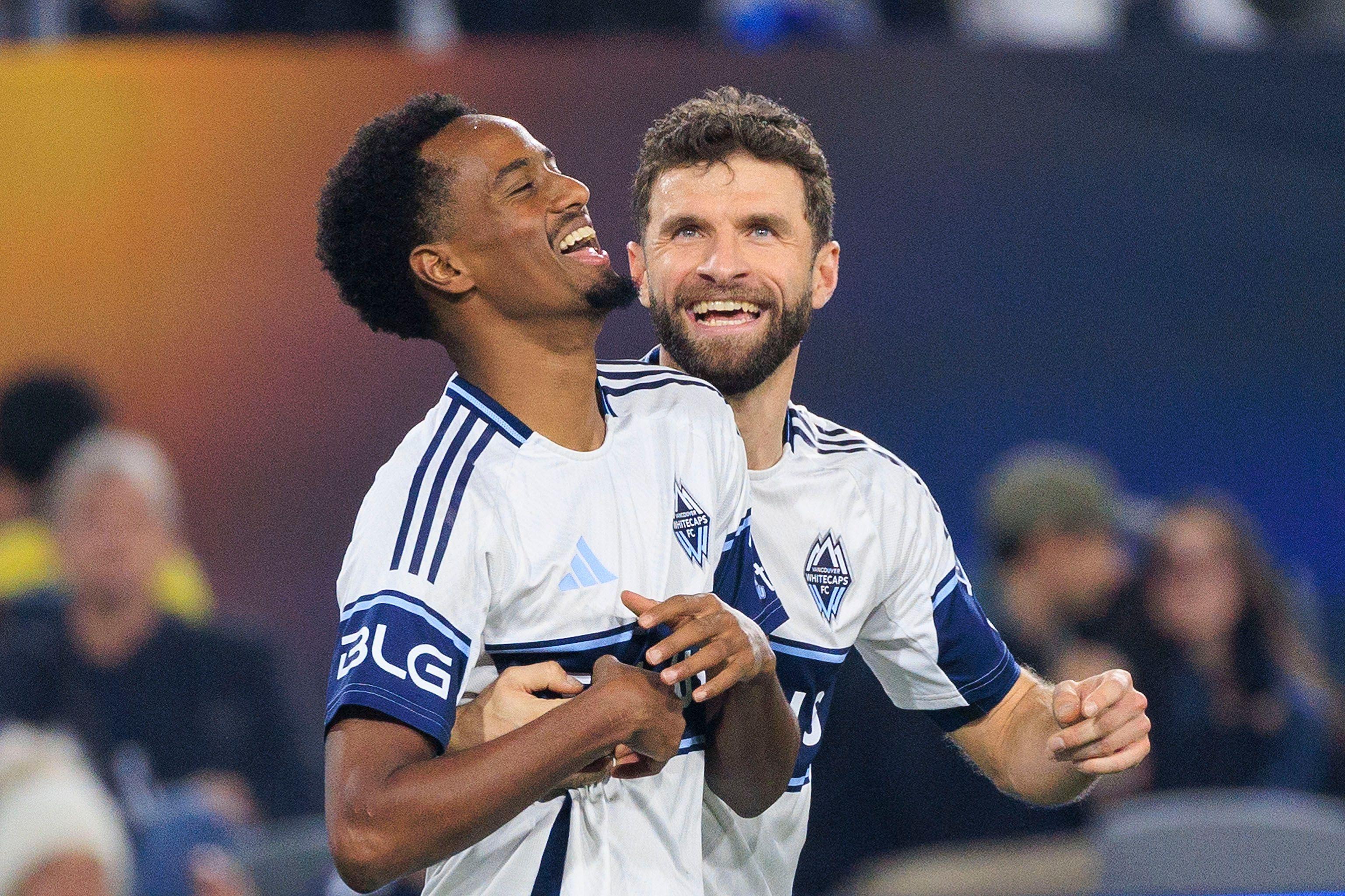 29.11.2025, USA, San Diego: Fußball: MLS, Playoffs, Western Conference Finals, San Diego FC - Vancouver Whitecaps. Thomas Müller (13) von den Vancouver Whitecaps feiert mit Ali Ahmed (22), der ein Tor erzielt hat. 
