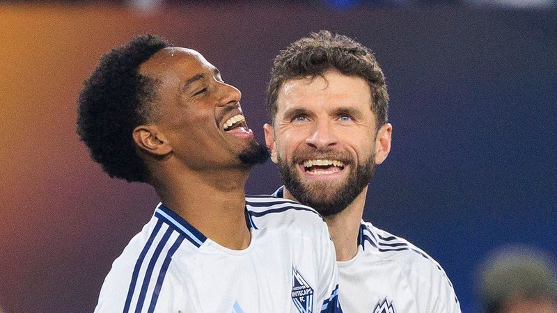 29.11.2025, USA, San Diego: Fußball: MLS, Playoffs, Western Conference Finals, San Diego FC - Vancouver Whitecaps. Thomas Müller (13) von den Vancouver Whitecaps feiert mit Ali Ahmed (22), der ein Tor erzielt hat. | Bild: dpa-Bildfunk/Javier Rojas 29.11.2025, USA, San Diego: Fußball: MLS, Playoffs, Western Conference Finals, San Diego FC - Vancouver Whitecaps. Thomas Müller (13) von den Vancouver Whitecaps feiert mit Ali Ahmed (22), der ein Tor erzielt hat.