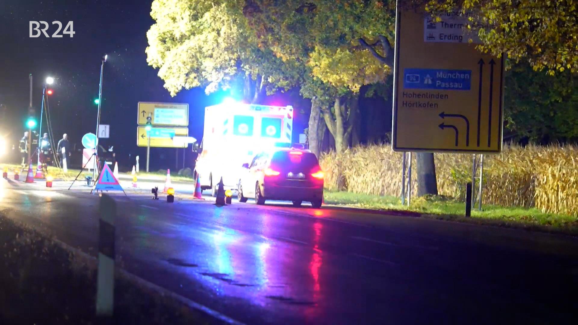 Rettungskräfte sind nach den Schüssen in Erding am Einsatzort.