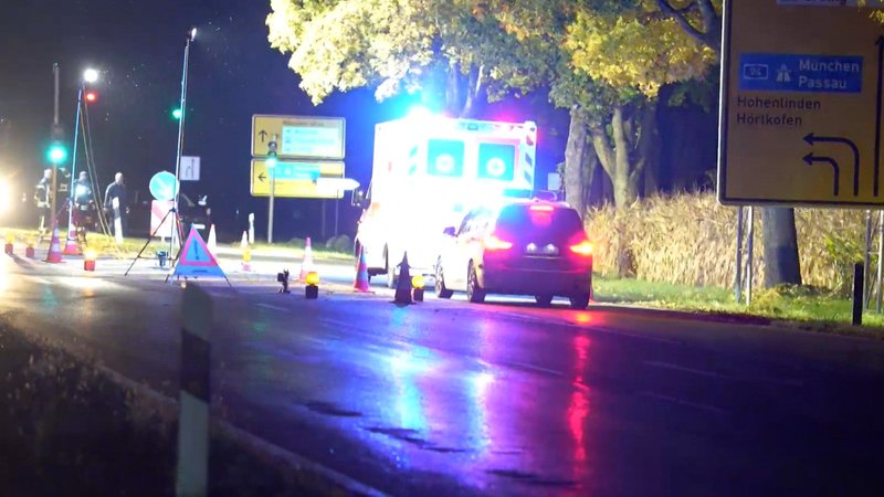 Rettungskräfte sind nach den Schüssen in Erding am Einsatzort. | Bild: BR Rettungskräfte sind nach den Schüssen in Erding am Einsatzort.