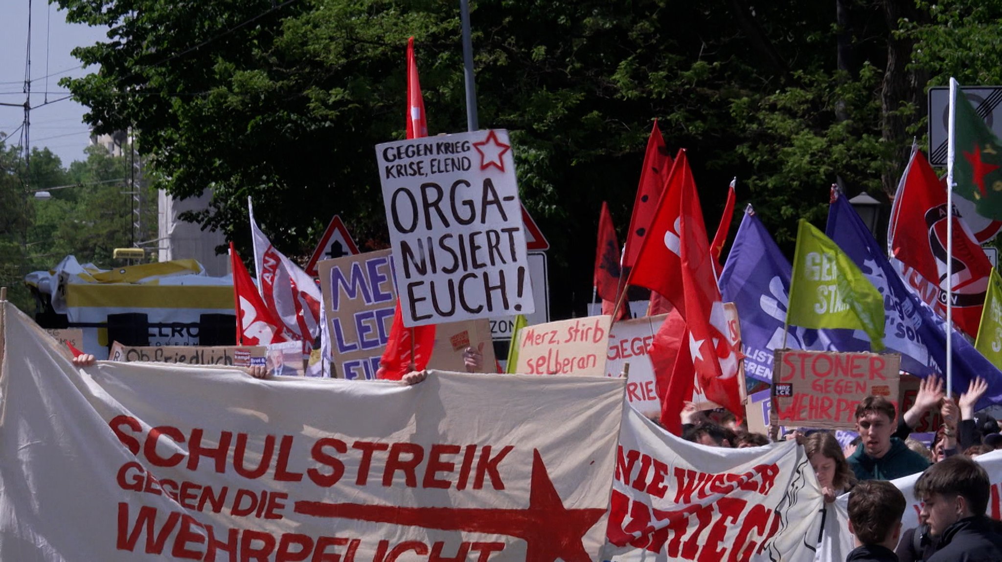 Schülerinnen und Schüler sowie Erwachsene demonstrieren in München gegen den Wehrdienst | Bild: BR Schülerinnen und Schüler sowie Erwachsene demonstrieren in München gegen den Wehrdienst