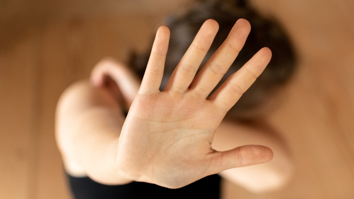 Eine Frau hält eine schützende Hand vor sich. | Bild: BR/Sabrina Türschmann Eine Frau hält eine schützende Hand vor sich.