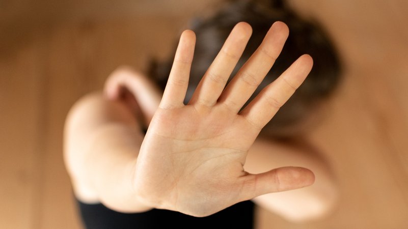 Eine Frau hält eine schützende Hand vor sich. | Bild: BR/Sabrina Türschmann Eine Frau hält eine schützende Hand vor sich.