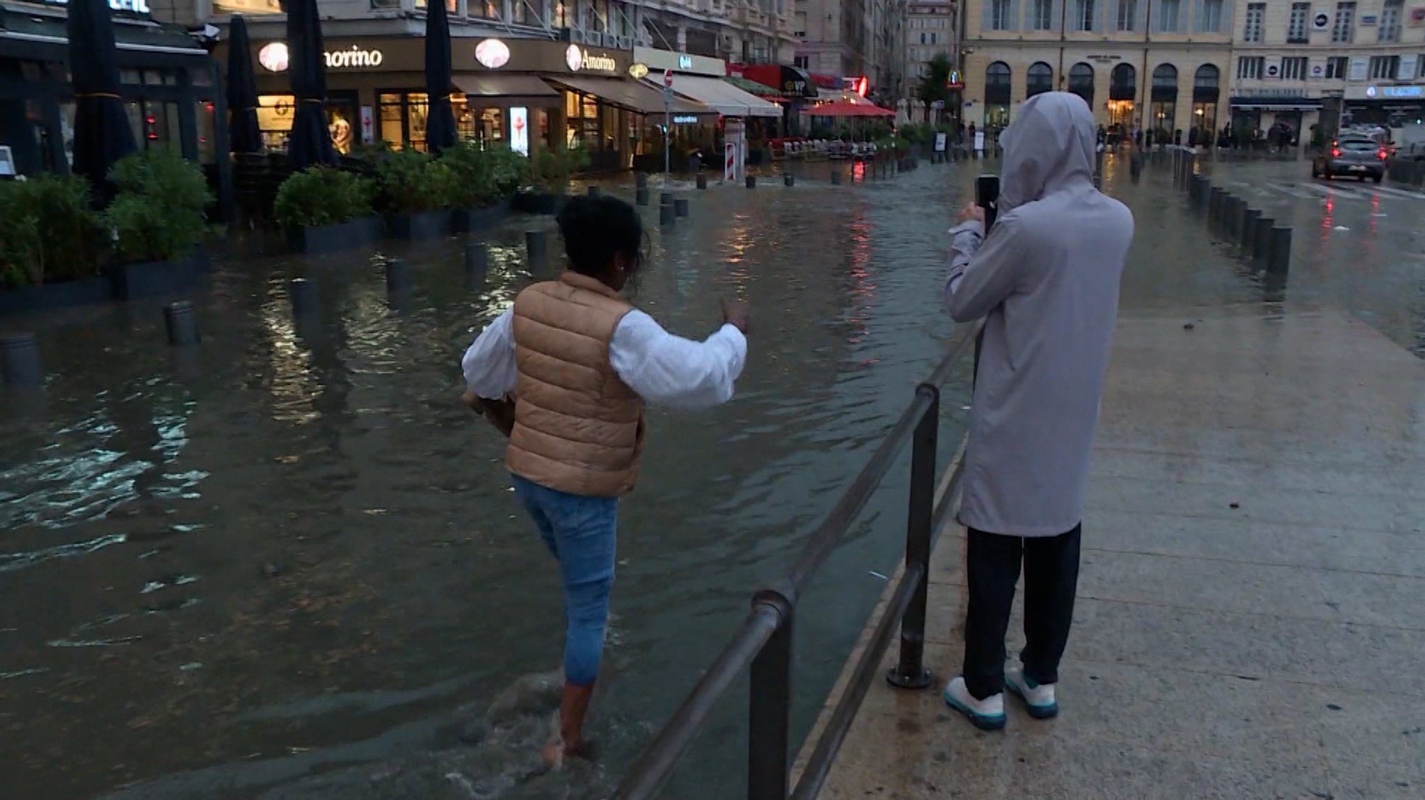 Teile Europas werden momentan von schweren Unwettern heimgesucht. Betroffen sind vor allem Frankreich, Spanien und der Norden Italiens.