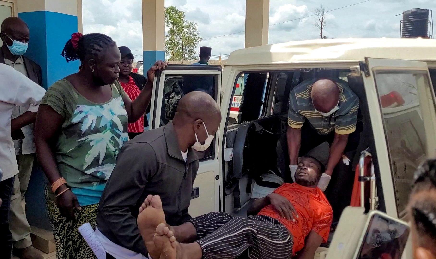 Mutmaßlich an Ebola erkrankter Mann wird im Kongo aus einem Rettungswagen in ein Krankenhaus getragen | Bild: REUTERS/Victoire Mukenge/File Photo