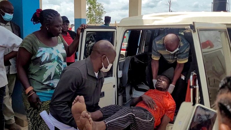 Mutmaßlich an Ebola erkrankter Mann wird im Kongo aus einem Rettungswagen in ein Krankenhaus getragen | Bild: REUTERS/Victoire Mukenge/File Photo Mutmaßlich an Ebola erkrankter Mann wird im Kongo aus einem Rettungswagen in ein Krankenhaus getragen