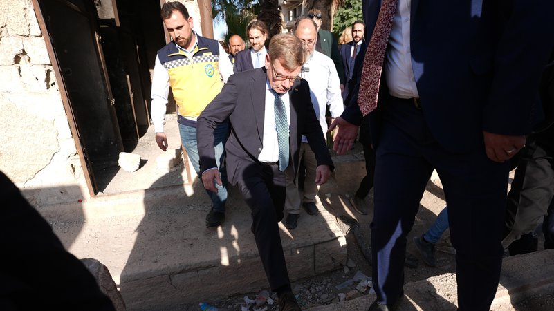 Außenminister Johann Wadephul (CDU) springt über einen Graben während seines Besuchs eines humanitären Projekts in Harasta in einem während des Bürgerkriegs zerbombten Stadtteil. | Bild: picture alliance/dpa | Marcus Brandt Außenminister Johann Wadephul (CDU) springt über einen Graben während seines Besuchs eines humanitären Projekts in Harasta in einem während des Bürgerkriegs zerbombten Stadtteil.
