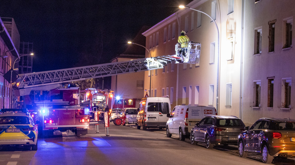 Einsatzkräfte der Feuerwehr retteten eine 68-Jährige aus einer verqualmten Wohnung. Sie verstarb im Krankenhaus an ihrer Rauchgasvergiftung. | Bild: News5/Merzbach Einsatzkräfte der Feuerwehr retteten eine 68-Jährige aus einer verqualmten Wohnung. Sie verstarb im Krankenhaus an ihrer Rauchgasvergiftung.