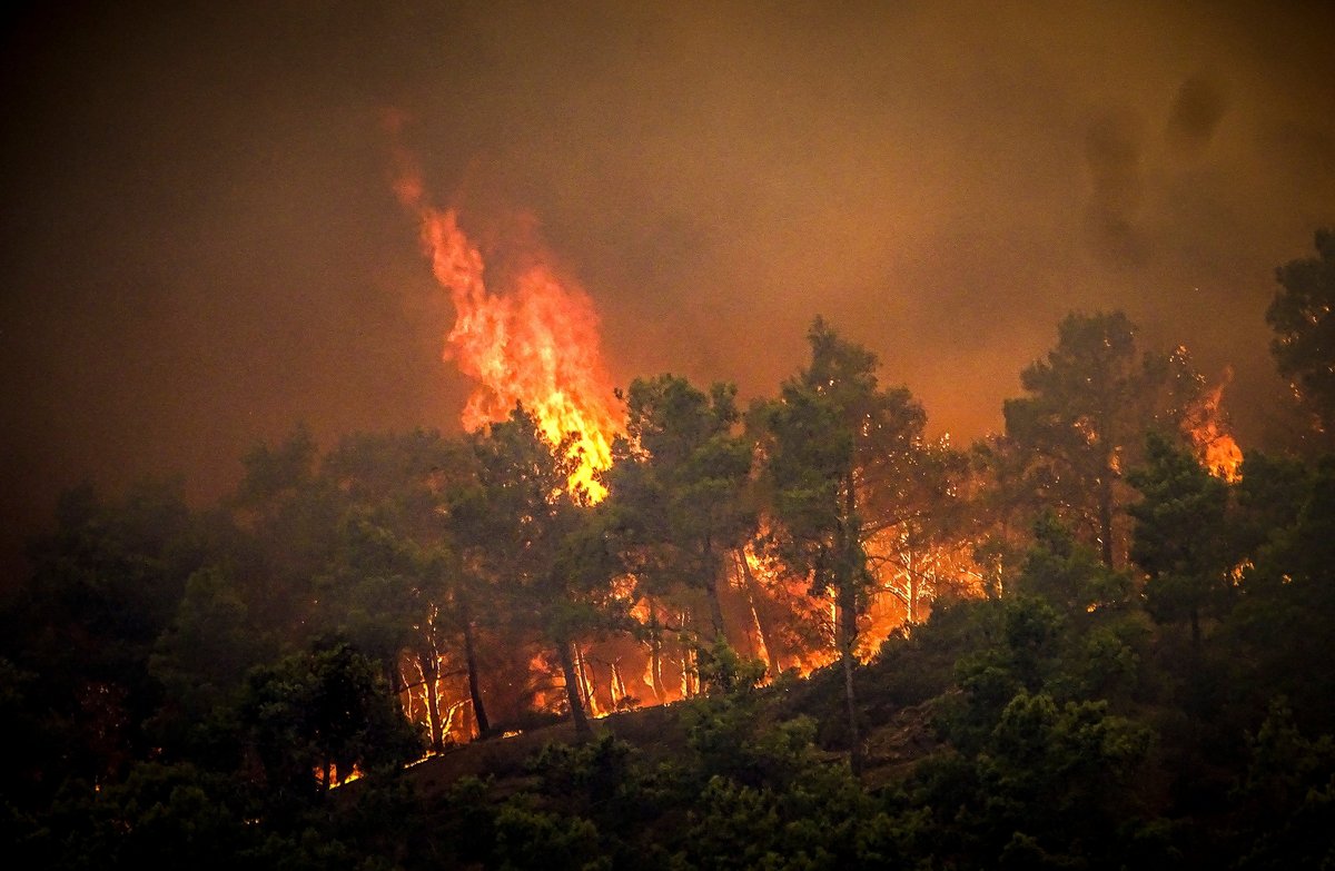 Flammen sind bei einem großen Waldbrand auf der griechischen Insel Rhodos zu sehen. 