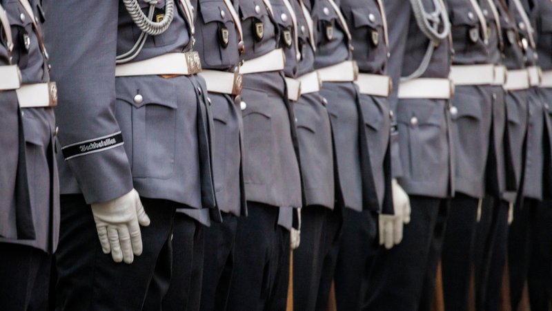 Soldaten vom Wachbataillon der Bundeswehr in der Dienstuniform. | Bild: picture alliance / photothek.de | Kira Hofmann Soldaten vom Wachbataillon der Bundeswehr in der Dienstuniform.