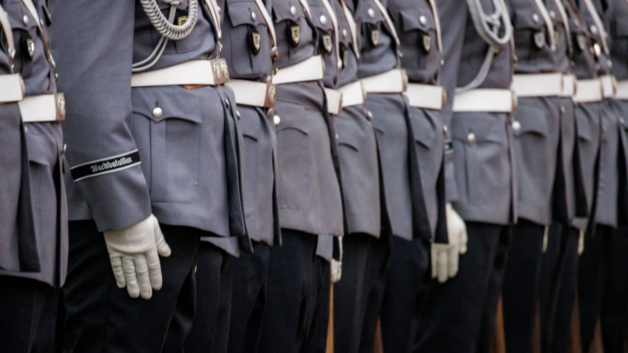 Soldaten vom Wachbataillon der Bundeswehr in der Dienstuniform.