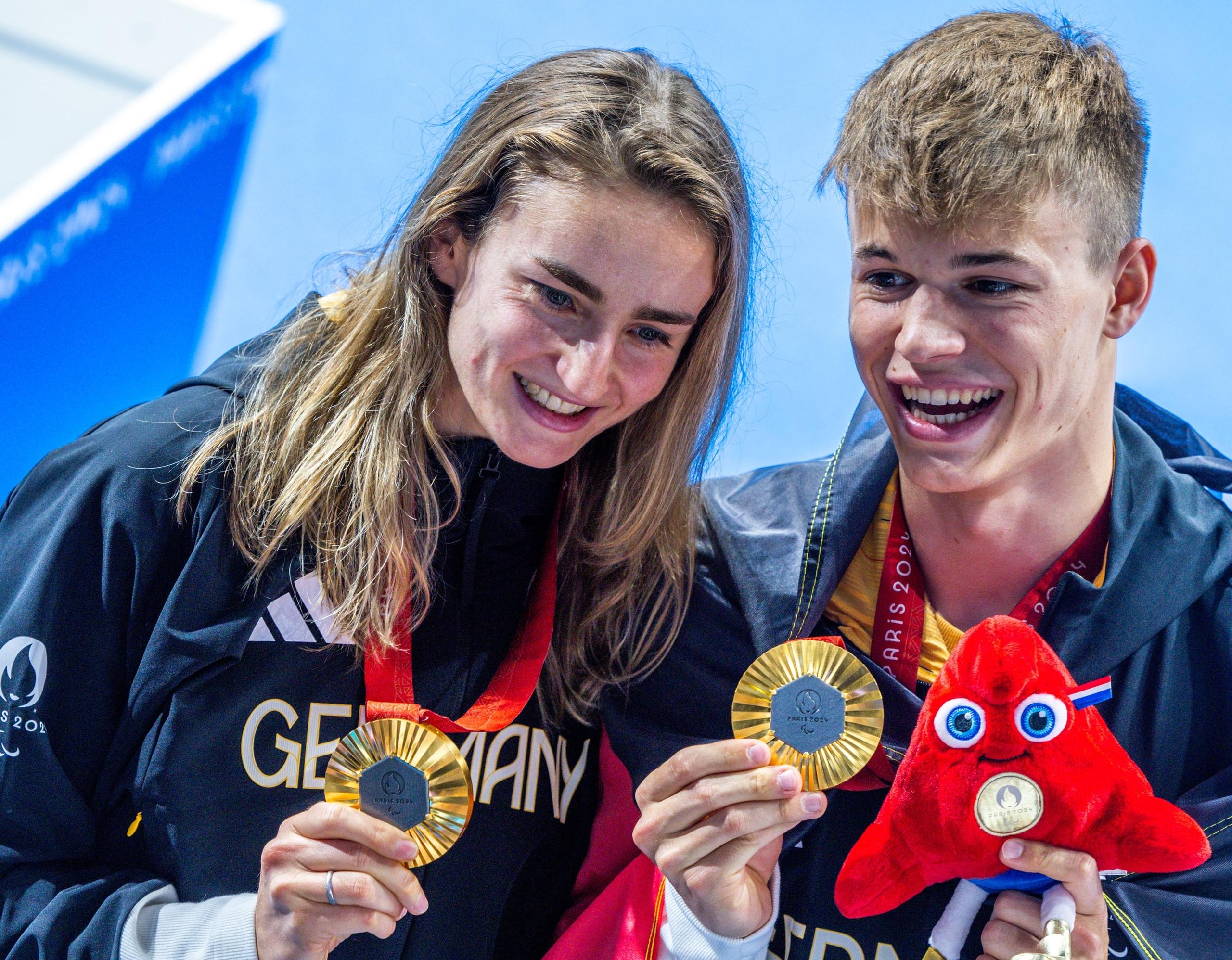 05.09.2024, Frankreich, Paris: Paralympics, Paris 2024, Schwimmen, Paris La Defense Arena, 100m Brust, Frauen SB12, Finale, Elena Krawzow und Taliso Engel vom deutschen Para-Team feiern ihre Goldmedaillen. 