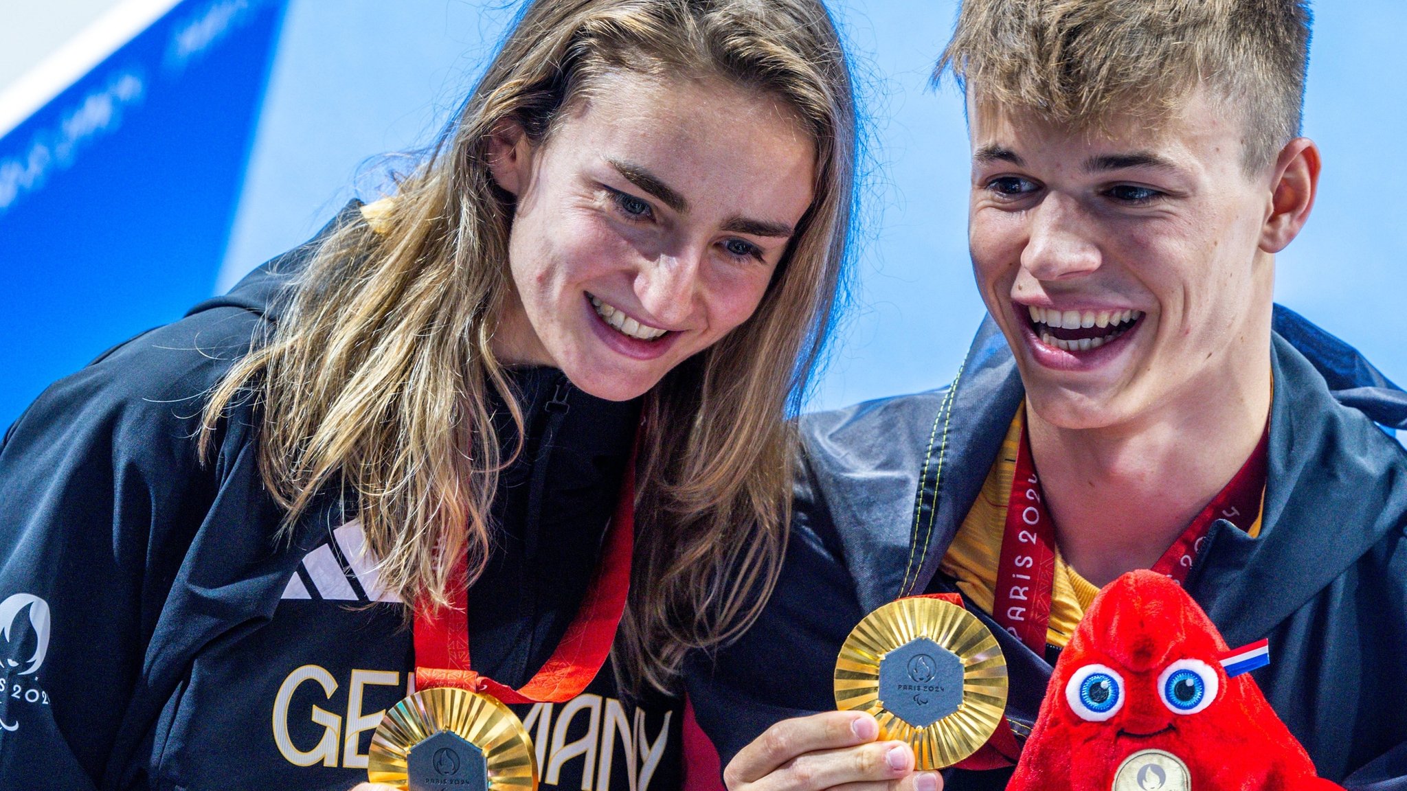 05.09.2024, Frankreich, Paris: Paralympics, Paris 2024, Schwimmen, Paris La Defense Arena, 100m Brust, Frauen SB12, Finale, Elena Krawzow und Taliso Engel vom deutschen Para-Team feiern ihre Goldmedaillen. 