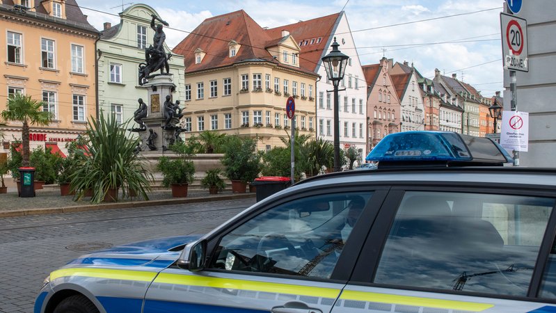 Streifenwagen in der Augsburger Maxstraße (Archivbild) | Bild: picture alliance/dpa | Stefan Puchner Streifenwagen in der Augsburger Maxstraße (Archivbild)