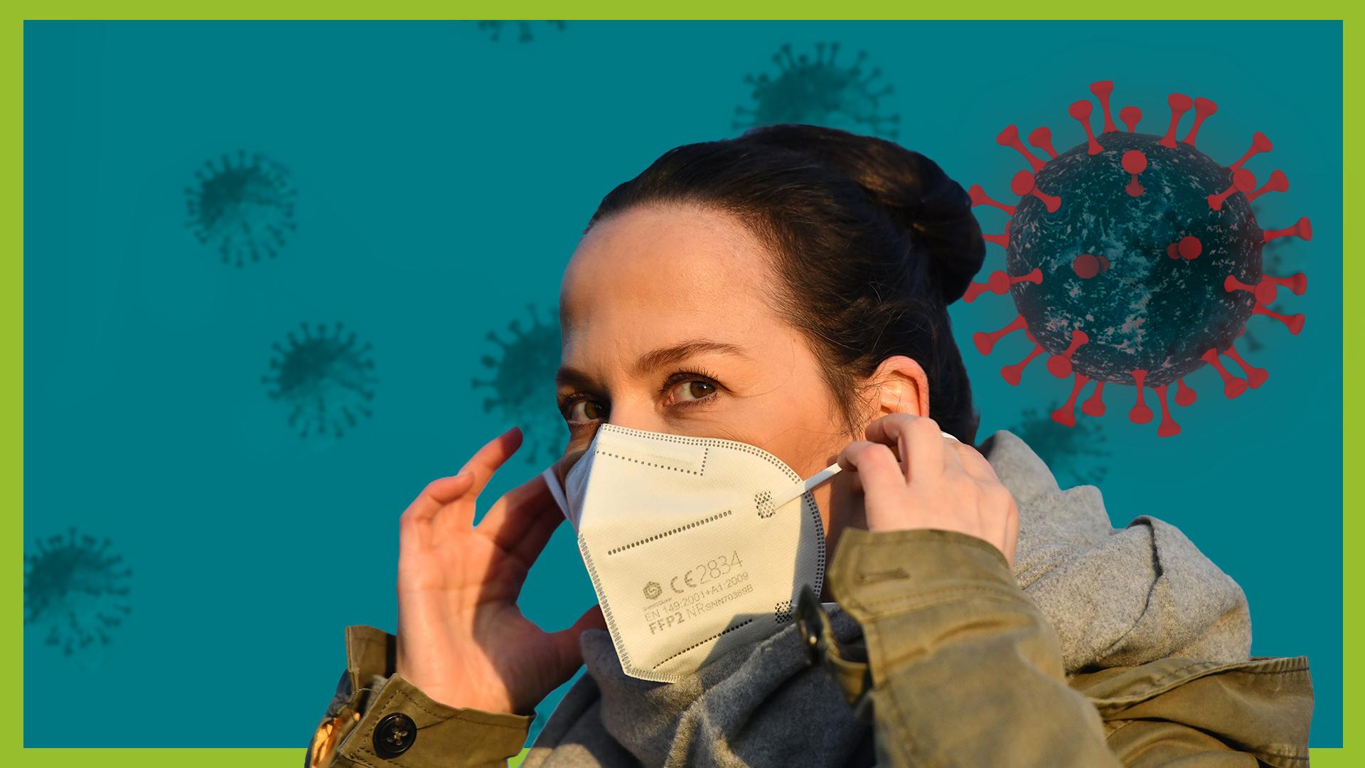 Eine Frau setzt eine FFP2-Maske auf. Dahinter Coronaviren auf türkisem Hintergrund. | Bild:BR24