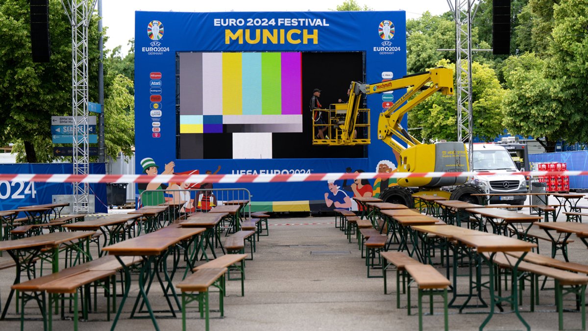 Leere Bierbänke in der Fan Zone im Münchner Olympiapark 