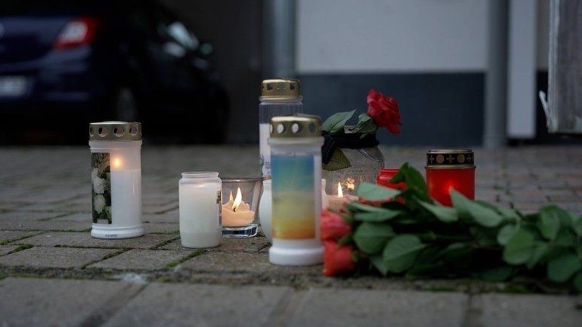 Kerzen stehen vor dem tatort in Weisendorf.