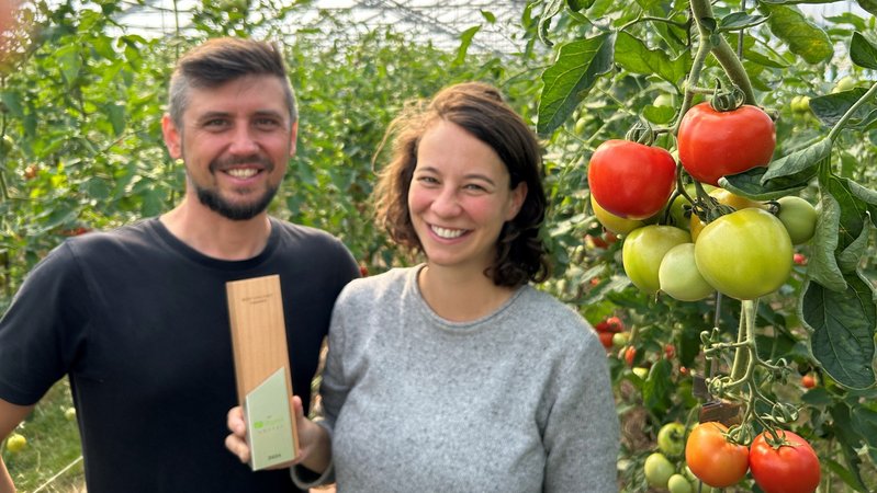 Zwei Gärtner im Gewächshaus zeigen Trophäe | Bild: Lorenz Storch/BR Zwei Gärtner im Gewächshaus zeigen Trophäe