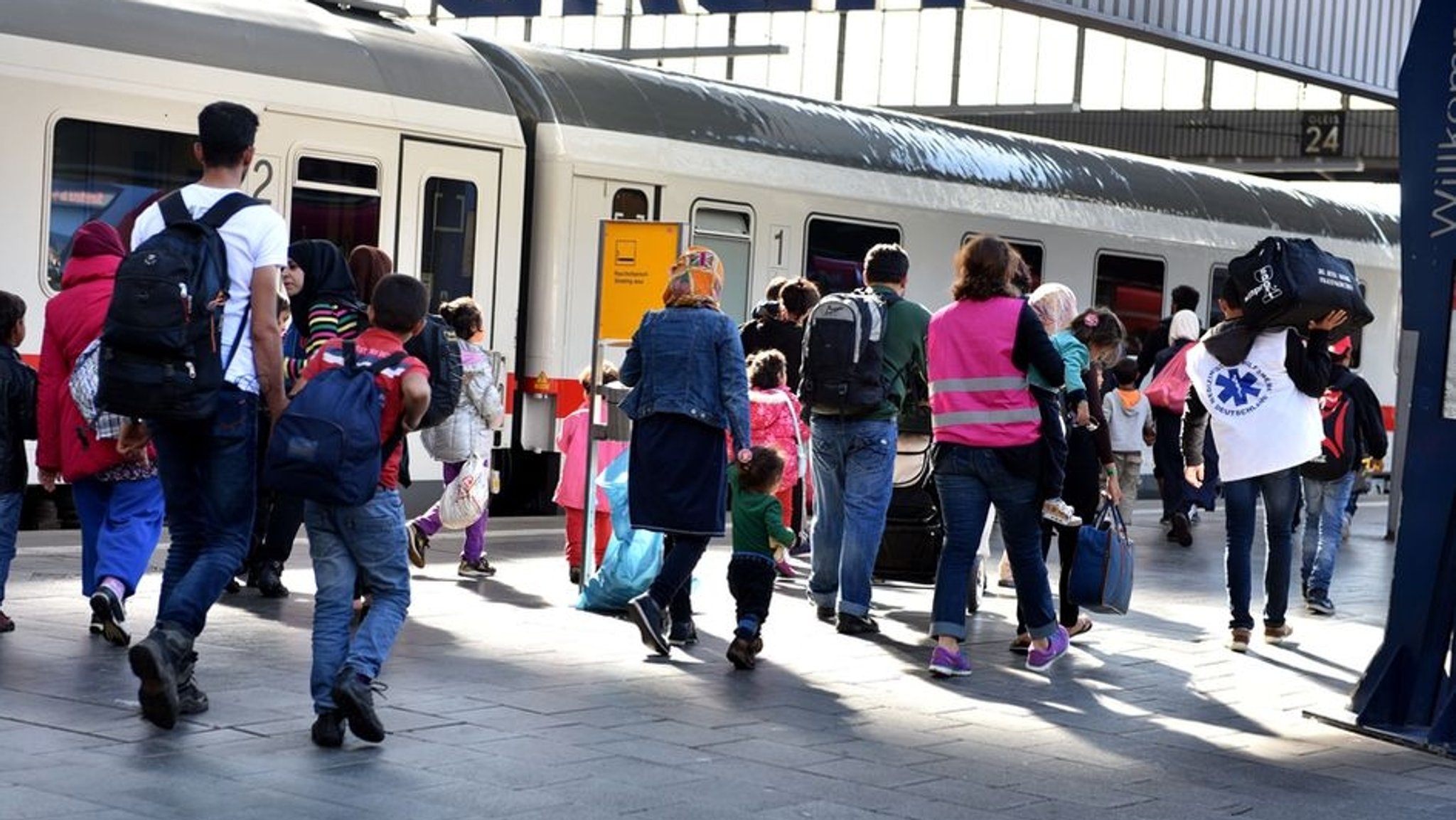 Flüchtlinge bei der Ankunft am Münchner Hauptbahnhof im September 2015. | Bild: picture alliance / SZ Photo | Catherina Hess Flüchtlinge bei der Ankunft am Münchner Hauptbahnhof im September 2015.