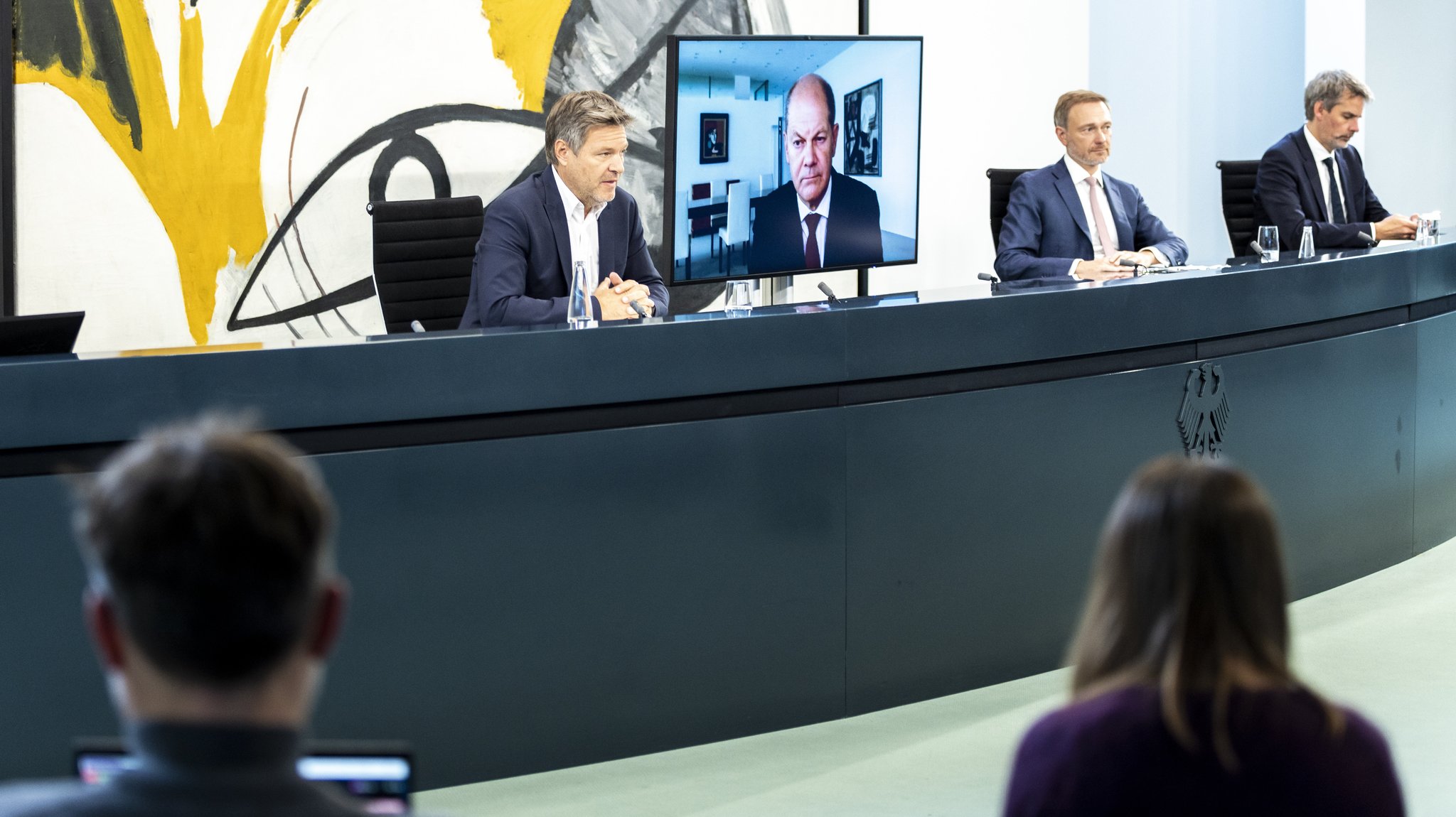 Bundeswirtschaftsminister Robert Habeck (L) spricht auf einer gemeinsamen Pressekonferenz mit Bundeskanzler Olaf Scholz (M) und Bundesfinanzminister Christian Lindner (R) im Bundeskanzleramt in Berlin, 29.09.2022.