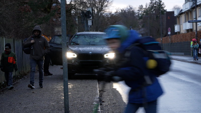 Grundschule an der Turnerstraße in München: Auch hier bringen Eltern ihre Kinder mit dem Auto, parken unerlaubt auf den Gehwegen. | Bild: Melina Eisemann/BR Grundschule an der Turnerstraße in München: Auch hier bringen Eltern ihre Kinder mit dem Auto, parken unerlaubt auf den Gehwegen.