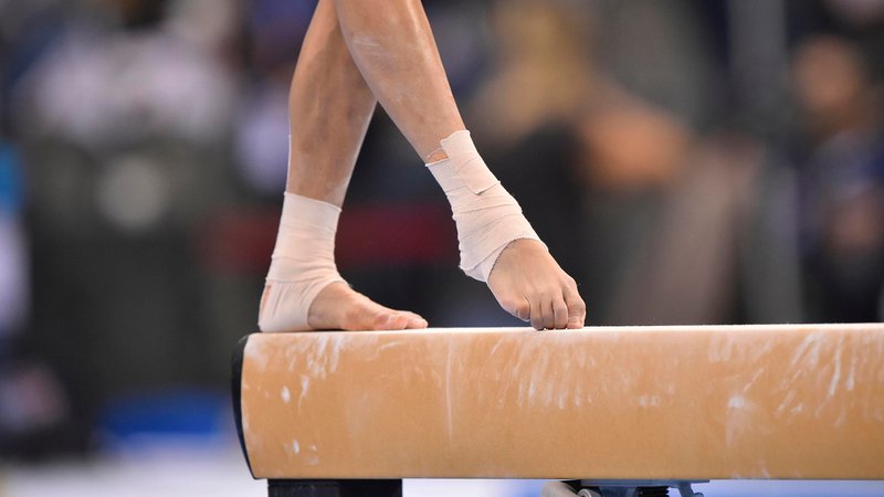 Fuß einer Person auf dem Schwebebalken | Bild: picture alliance / imageBROKER | Michael Weber Fuß einer Person auf dem Schwebebalken