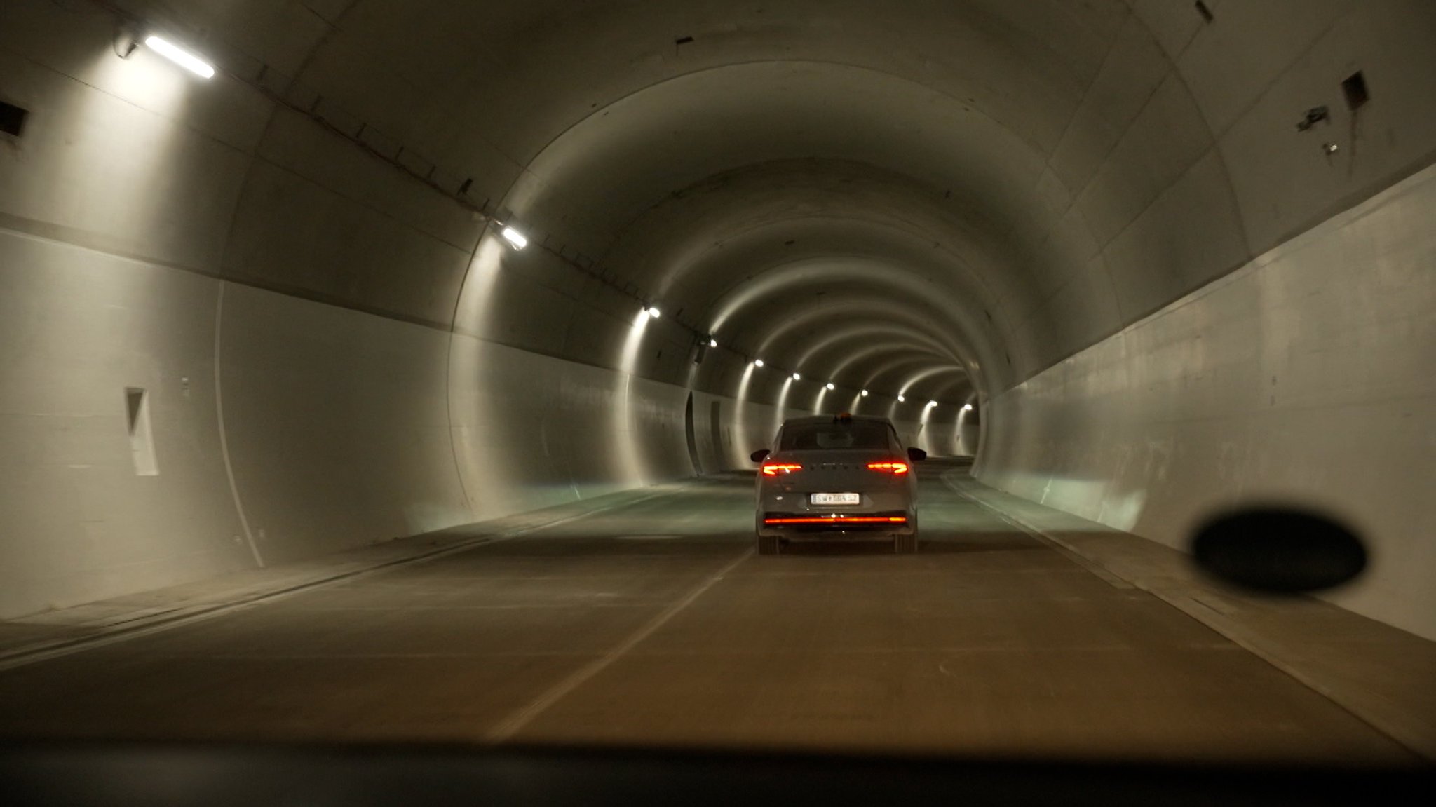 Nordwestlich von Garmisch-Partenkirchen entsteht derzeit Bayerns längster Straßentunnel. Er soll nach seiner Fertigstellung die Anwohner vom starken Durchgangsverkehr entlasten. Nach jahrelangen Verzögerungen gehen die Bauarbeiten nun sichtbar voran. | Bild: Bayerischer Rundfunk 2026 Nordwestlich von Garmisch-Partenkirchen entsteht derzeit Bayerns längster Straßentunnel. Er soll nach seiner Fertigstellung die Anwohner vom starken Durchgangsverkehr entlasten. Nach jahrelangen Verzögerungen gehen die Bauarbeiten nun sichtbar voran.