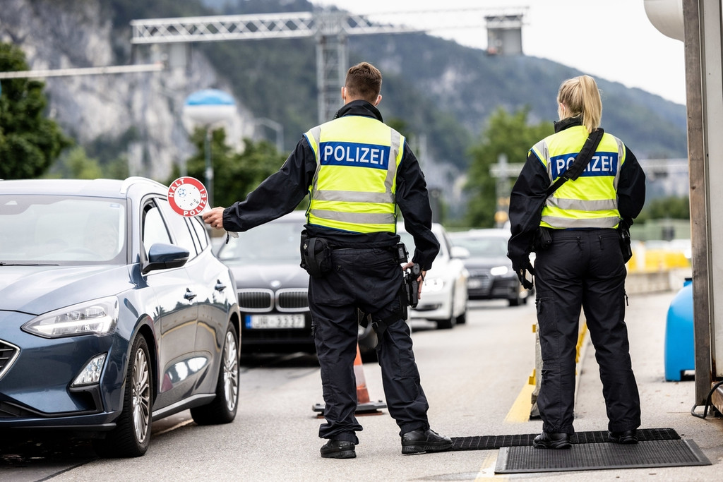 Deutsche Bundespolizisten kontrollieren an der Grenze zwischen Bayern und Österreich auf der A93 bei Kiefersfelden.