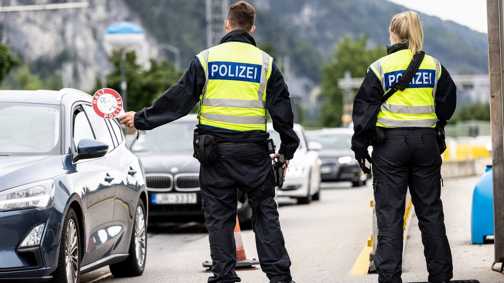 Deutsche Bundespolizisten kontrollieren an der Grenze zwischen Bayern und Österreich auf der A93 bei Kiefersfelden.
