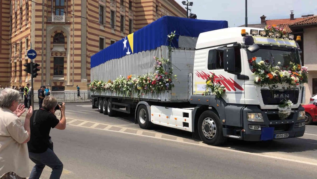 Ein LKW transportiert die menschlichen Überreste von 33 identifizierten Toten am 09.07.2019 nach Srebrenica/Potocari.