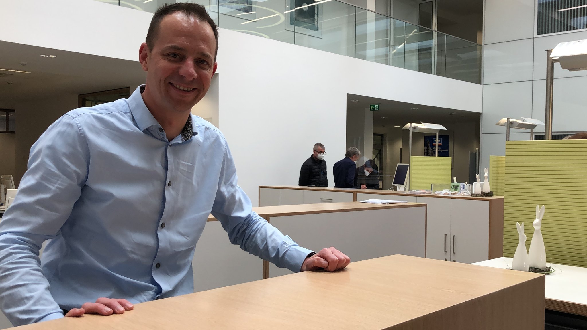 Filialleiter Herbert Veit in der Schalterhalle der VR-Bank in Memmingen