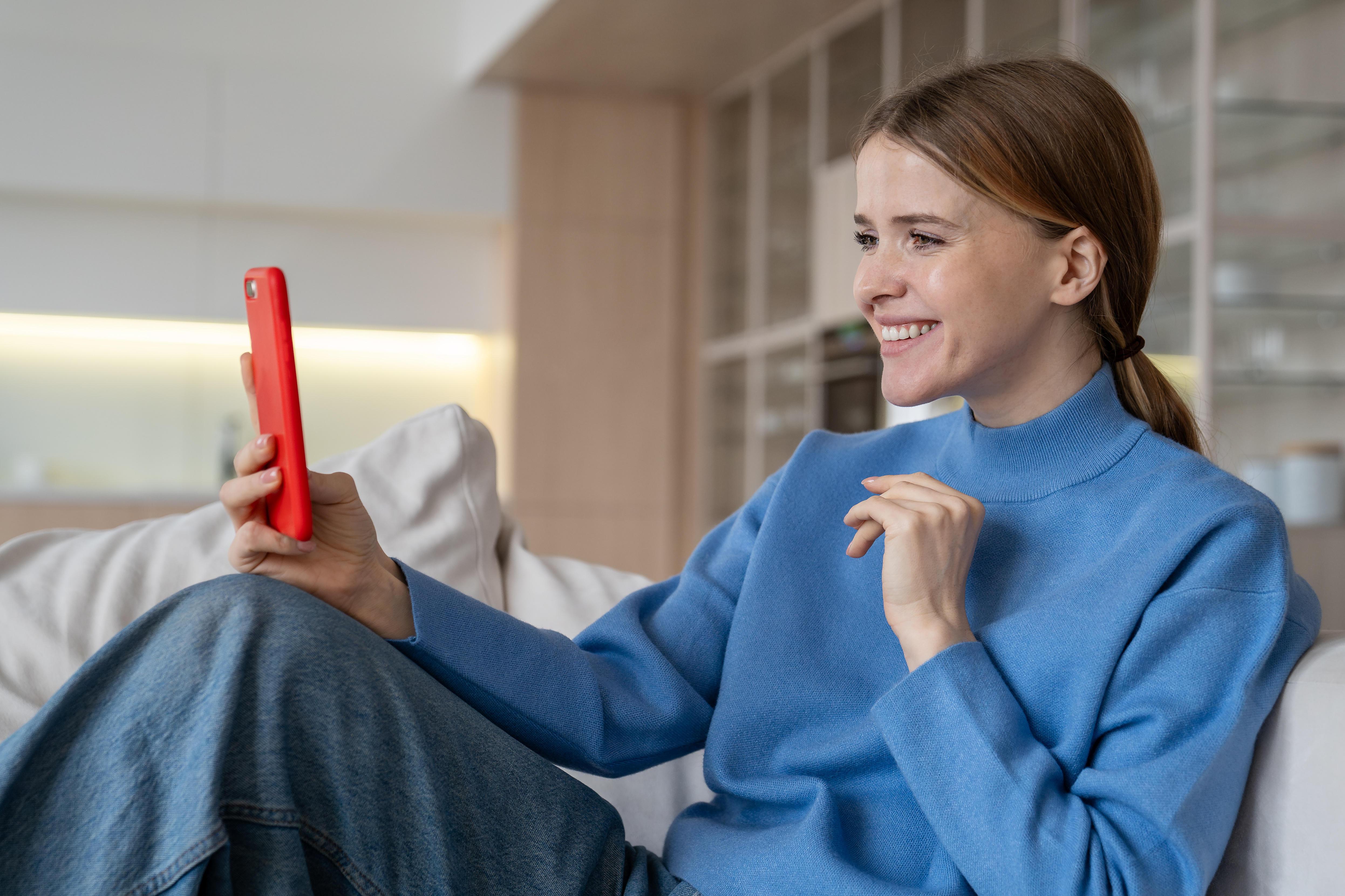 Eine Frau spricht mit ihrem Handy.