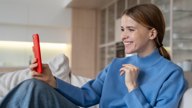 Eine Frau spricht mit ihrem Handy. | Bild: picture alliance / Zoonar | Dmitrii Marchenko Eine Frau spricht mit ihrem Handy.