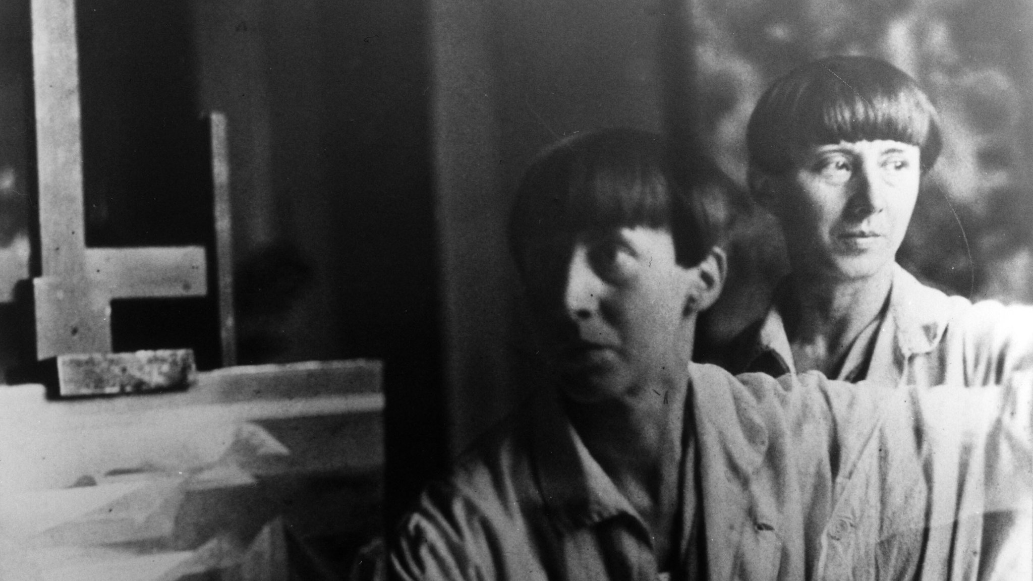 Hannah Höch um 1930 in ihrem Atelier. Miku Sophie Kühmel hat der Künstlerin ihren neuen Roman gewidmet
