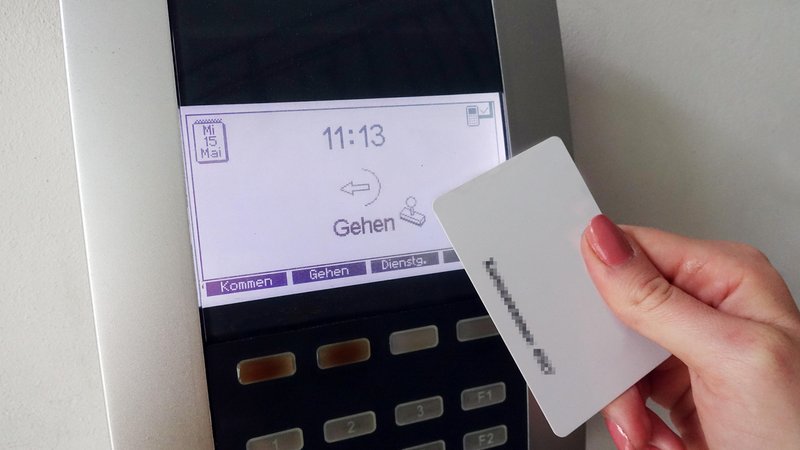 Zeiterfassung an einem elektronischen Terminal | Bild: picture alliance / Caro | Sorge Zeiterfassung an einem elektronischen Terminal