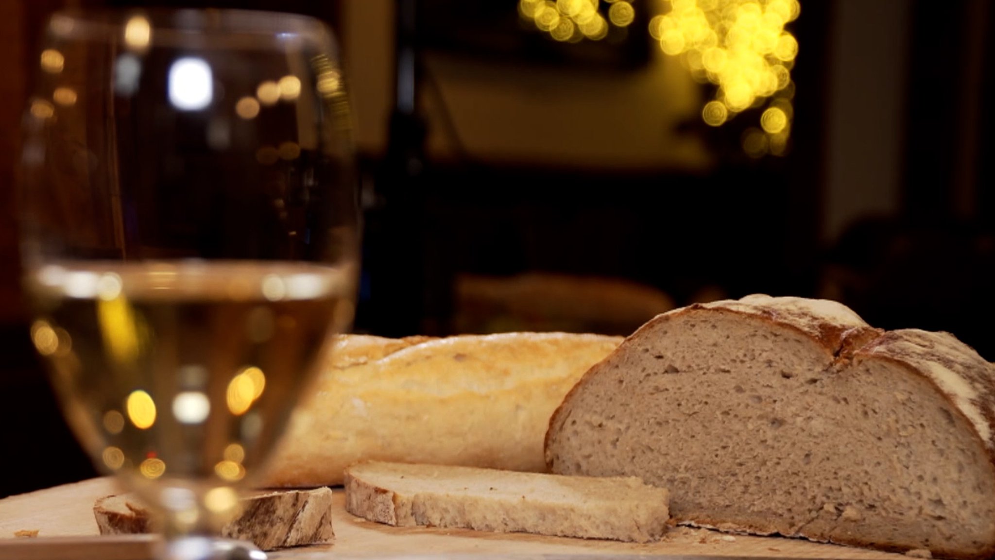 Brot und Wein auf einem Tisch.