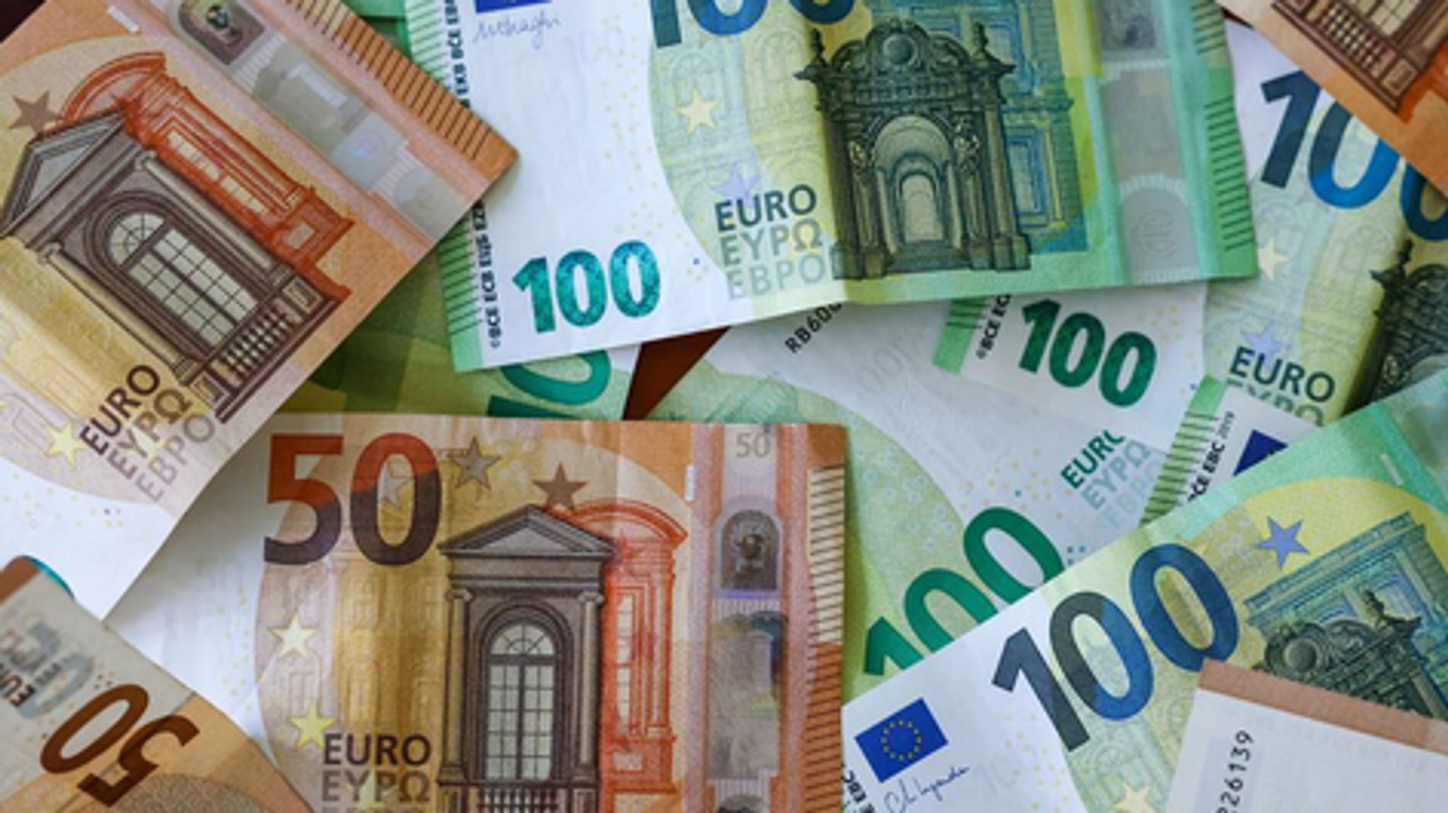Euroscheine stehen für Vermögen | Bild: dpa/Jan Woitas Euroscheine stehen für Vermögen