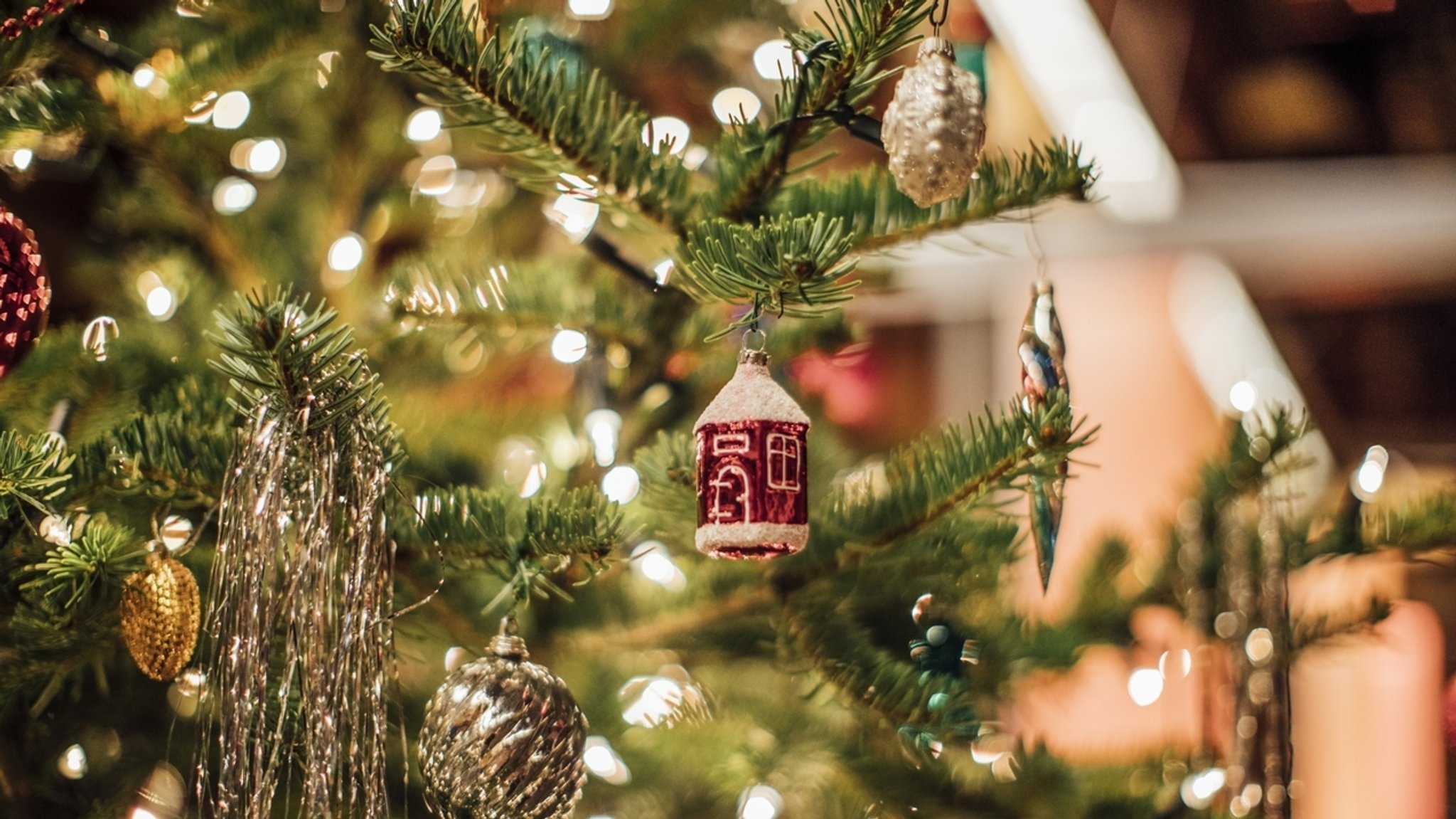 Lichterkette an einem geschmückten Weihnachtsbaum