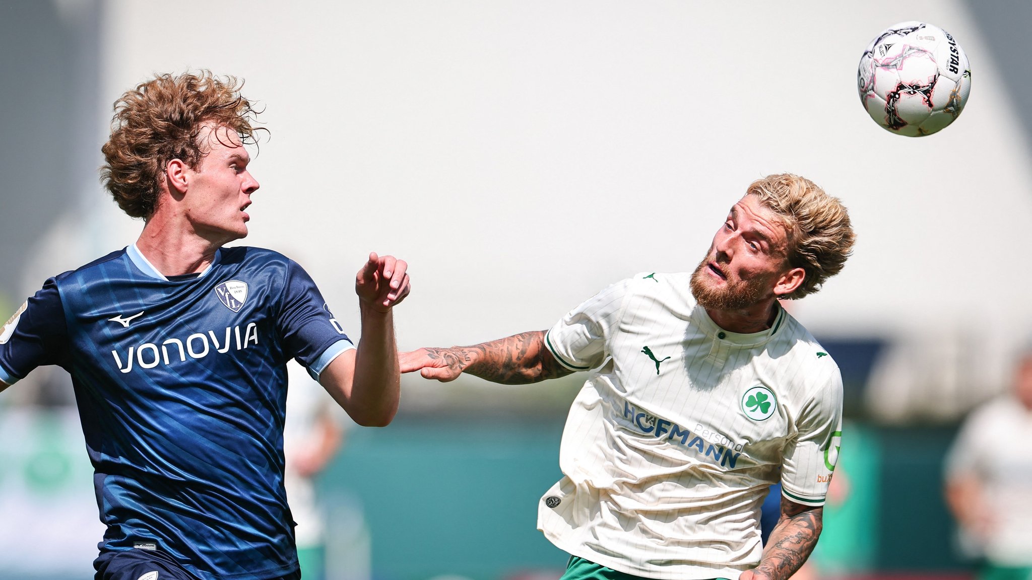 23.08.2026, Bayern, Fürth: Fußball, Männer: DFB-Pokal, SpVgg Greuther Fürth - VfL Bochum, 1. Runde im Sportpark Ronhof Thomas Sommer. Ole Pohlmann (r, SpVgg Greuther Fürth) und Mats Pannewig (VfL Bochum) kämpfen um den Ball. Foto: Daniel Karmann/dpa - WICHTIGER HINWEIS: Gemäß den Vorgaben der Bundesliga bzw. des DFB Deutscher Fußball-Bund ist es untersagt, in dem Stadion und/oder vom Spiel angefertigte Fotoaufnahmen in Form von Sequenzbildern und/oder videoähnlichen Fotostrecken zu verwerten bzw. verwerten zu lassen. +++ dpa-Bildfunk +++
