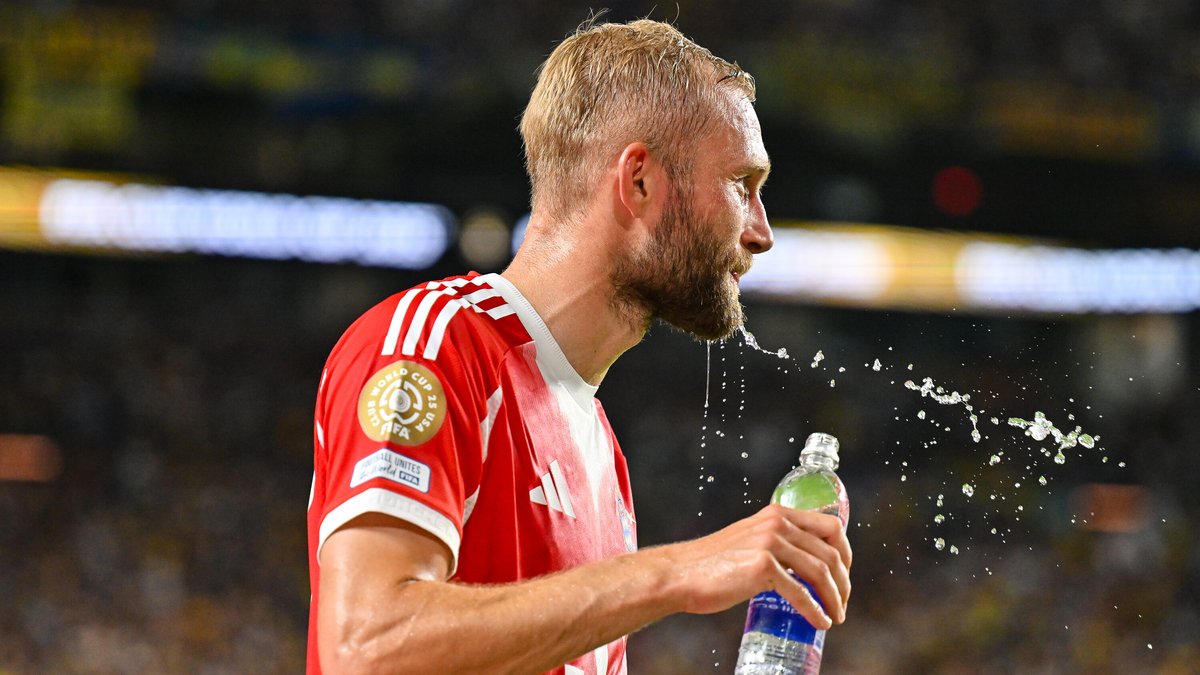 Konrad Laimer nimmt einen kräftigen Schluck Wasser, um gegen die Hitze in Miami anzukämpfen