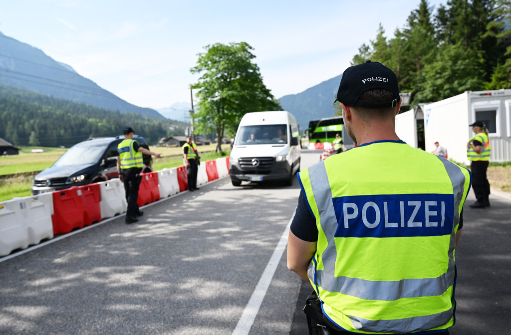 Polizisten kontrollieren am Grenzübergang Mittenwald im Rahmen des G7-Gipfels den Verkehr.