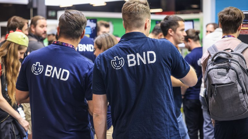 Auf der Computerspielmesse Gamescom in Köln war der BND mit einem eigenen Stand vertreten. | Bild: picture alliance/dpa | Oliver Berg Auf der Computerspielmesse Gamescom in Köln war der BND mit einem eigenen Stand vertreten.