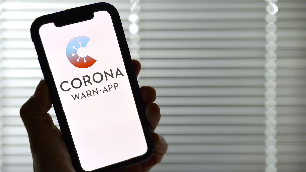 Smartphone mit Corona-Warn-App-Logo