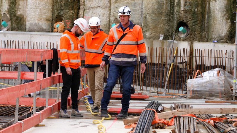 Kontrolle auf einer Baustelle | Bild: BR Kontrolle auf einer Baustelle